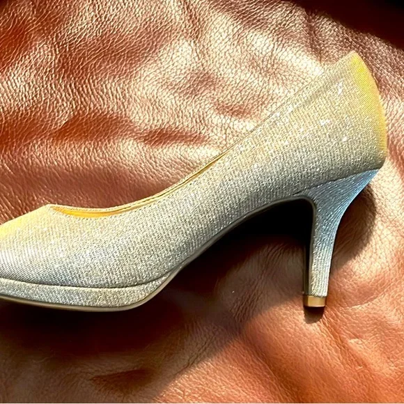 Great Wedding or Special Occasion shoes.  Kelly & Katie brand size 7.5 W. - Picture 4 of 11